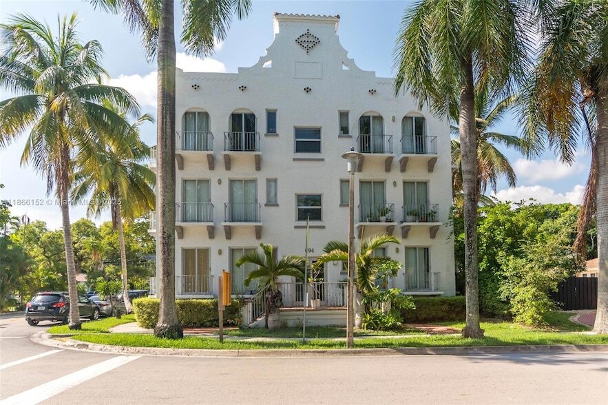 694 NE 76th St in Miami, FL - Foto de edificio