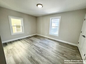 55 Burrell St, Unit R in Boston, MA - Foto de edificio - Building Photo