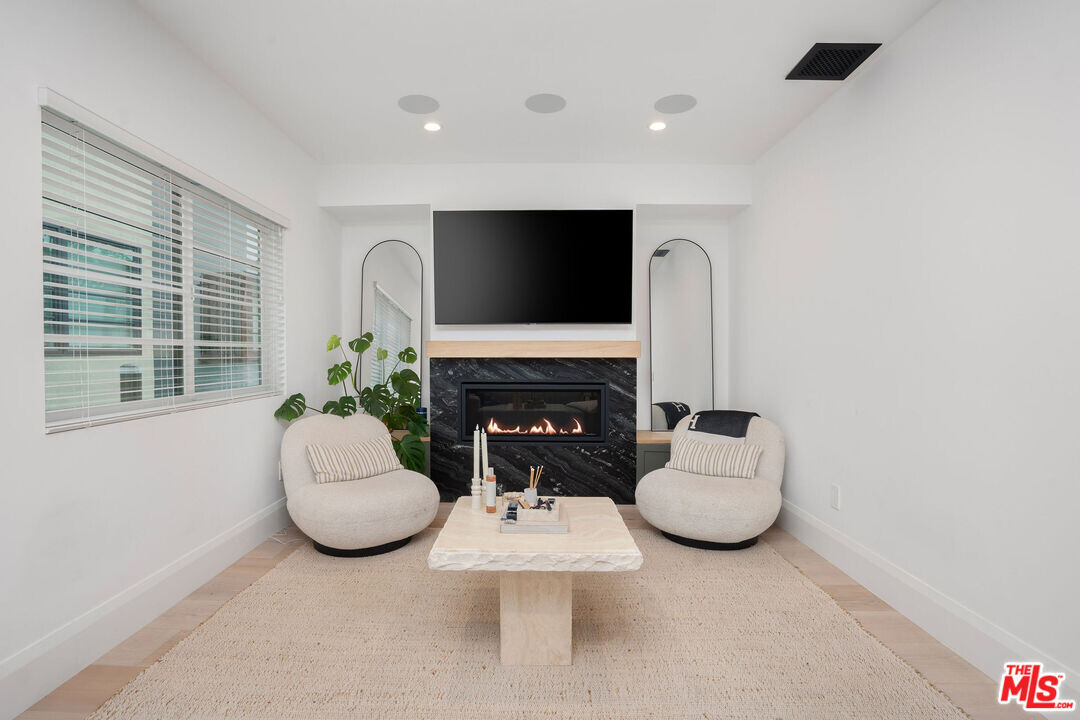 107 Flores St in Los Angeles, CA - Building Photo