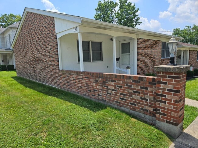 121 E South St in Hillsboro, OH - Building Photo - Building Photo