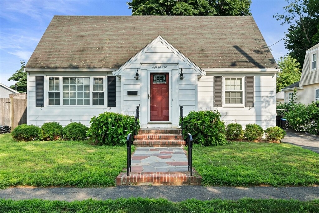 8 Petrel Rd in Quincy, MA - Building Photo