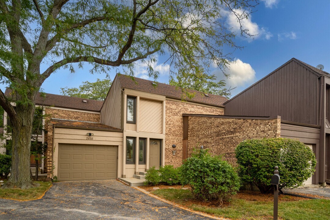 2456 Cobblewood Dr in Northbrook, IL - Building Photo
