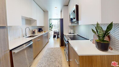 13900 Panay Way in Marina Del Rey, CA - Building Photo - Building Photo