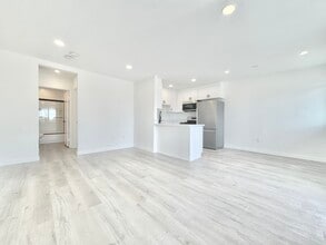 725 S Bernal Ave in Los Angeles, CA - Foto de edificio - Building Photo