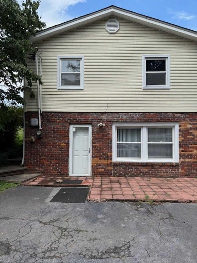 property at 3808 Oakwood Ln