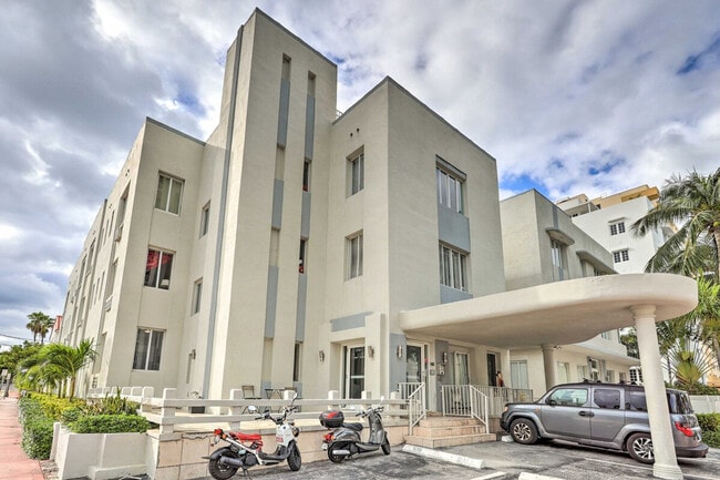 3700 Collins Ave in Miami, FL - Building Photo - Building Photo