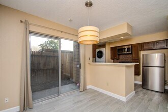 10615 Briar Forest Dr in Houston, TX - Building Photo - Building Photo