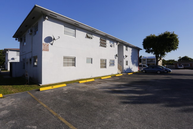 3255 W Flagler St in Miami, FL - Building Photo - Building Photo