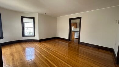 72 Thurston St, Unit 2A in Somerville, MA - Building Photo - Building Photo