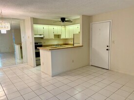 9384 S Belfort Cir in Tamarac, FL - Building Photo