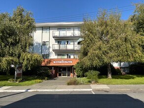 Robert Leslie Place in Victoria, BC - Building Photo - Building Photo