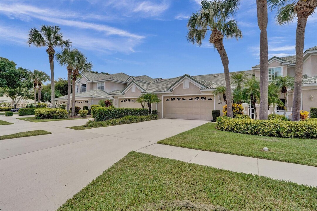 1632 SW Harbour Isles Cir in Port St. Lucie, FL - Building Photo