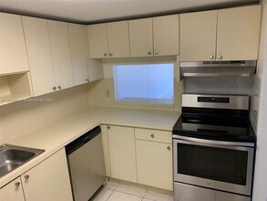 9970 SW 88th St in Miami, FL - Building Photo - Building Photo