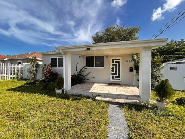 1354 NW 69th St in Miami, FL - Building Photo - Building Photo