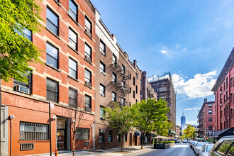 201 Sullivan St in New York, NY - Building Photo - Building Photo