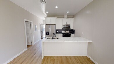 5117 Ewing St in San Diego, CA - Foto de edificio - Building Photo