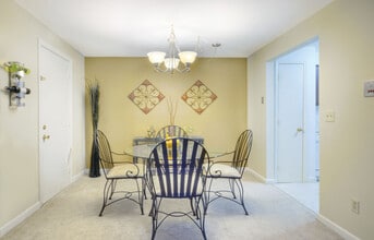 Waterford Village in Bridgewater, MA - Foto de edificio - Interior Photo