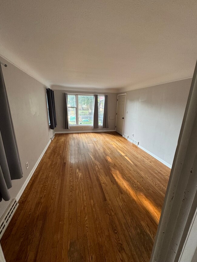 3855 W 133rd St, Unit Downstairs Unit in Cleveland, OH - Foto de edificio - Building Photo