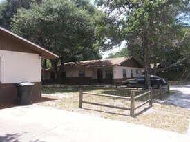 825 Lyndhurst St in Dunedin, FL - Building Photo
