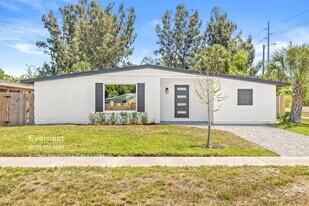 5908 S Manhattan Ave in Tampa, FL - Building Photo