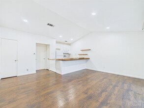 1303 Hollow Creek Dr in Austin, TX - Building Photo - Building Photo