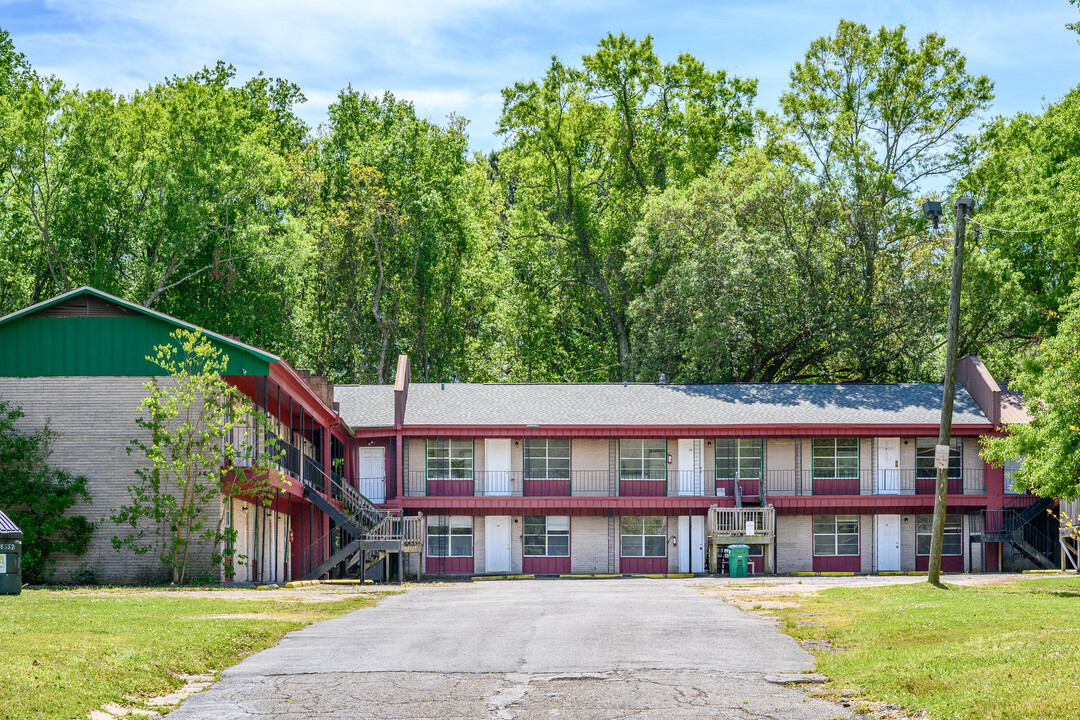 Meredith Manor Apartments in Pascagoula, MS - Building Photo