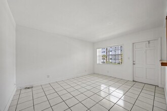 5050 Bayview Dr in Fort Lauderdale, FL - Building Photo - Building Photo