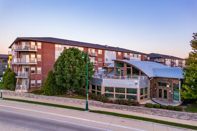 Six Points in West Allis, WI - Foto de edificio - Building Photo