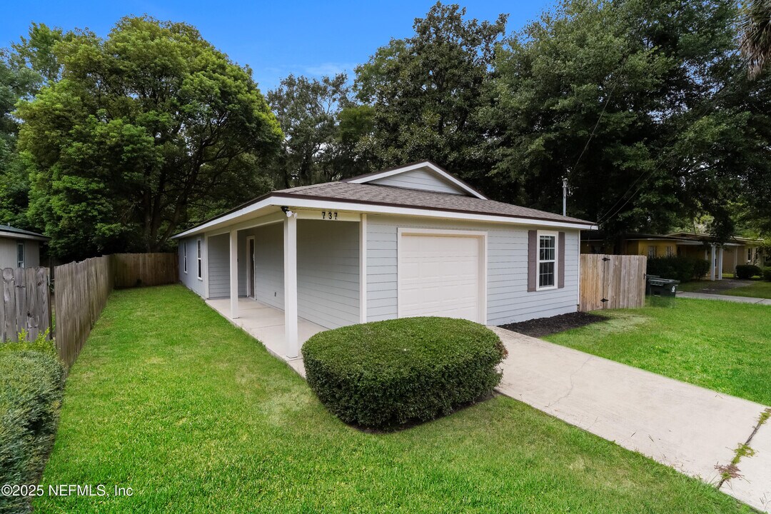 737 Cypress Ave N in Green Cove Springs, FL - Building Photo