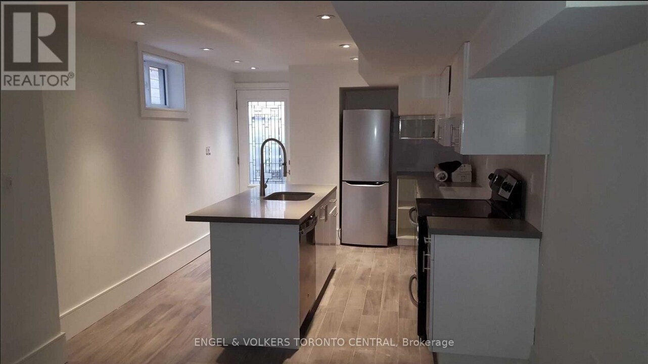 111 Boston Av in Toronto, ON - Building Photo