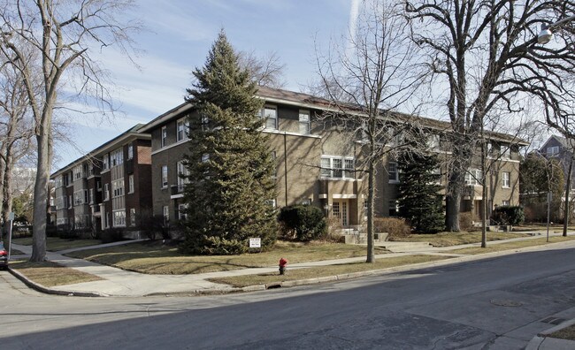 2114 N Summit Ave in Milwaukee, WI - Building Photo - Building Photo