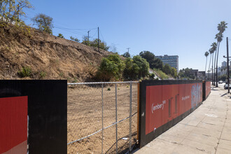 Sunset Everett in Los Angeles, CA - Building Photo - Building Photo