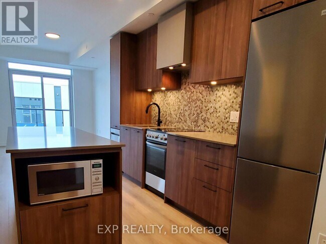 10 Lagerfeld Dr in Brampton, ON - Building Photo - Building Photo