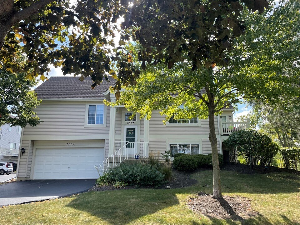 2552 Hatfield Ct in Elgin, IL - Building Photo