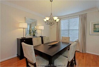 6254 Taliaferro Way in Alexandria, VA - Foto de edificio - Building Photo