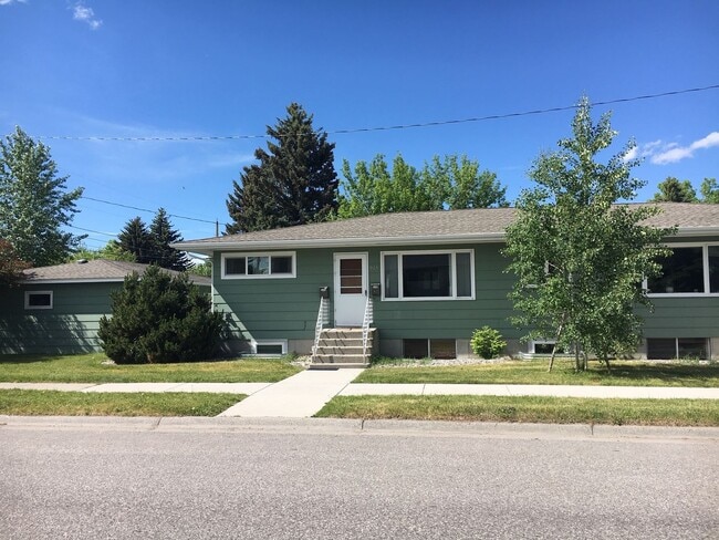 property at 903 W Villard St