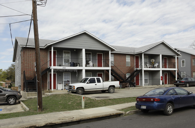 3703 Bremen St in San Antonio, TX - Foto de edificio - Building Photo