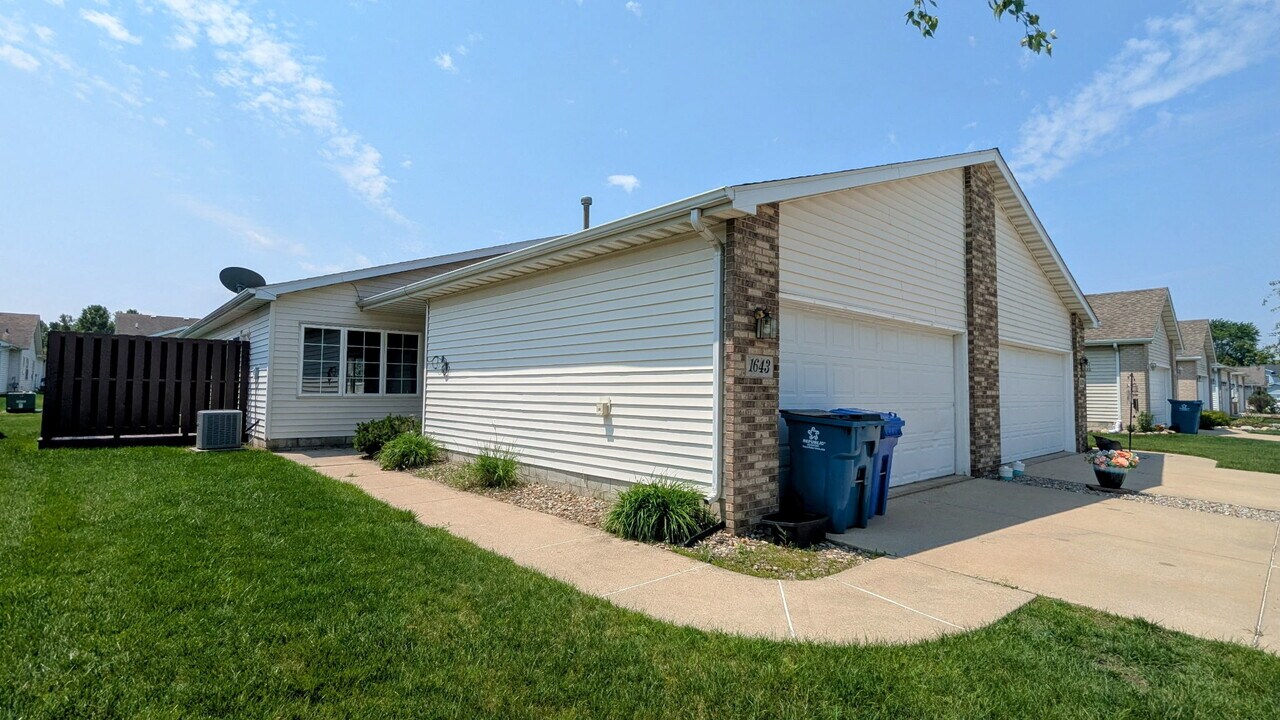 1643 Chestnut Dr in Crown Point, IN - Foto de edificio