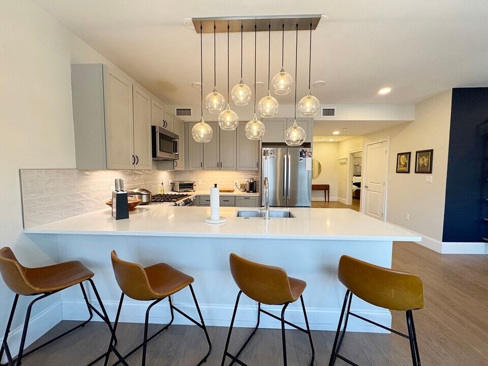336 Chelsea St, Unit #3 in Boston, MA - Foto de edificio