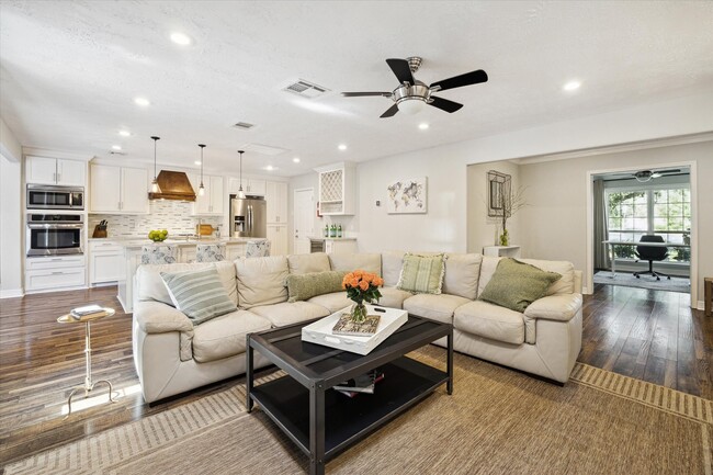 property at 11102 Hillcroft St