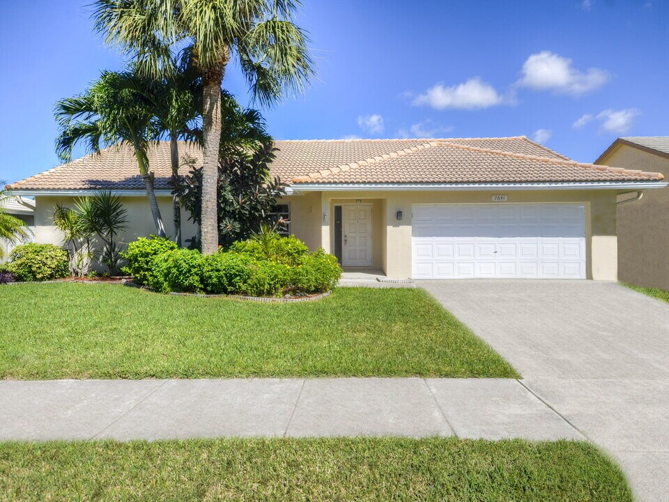 7641 NW 23rd St in Margate, FL - Building Photo