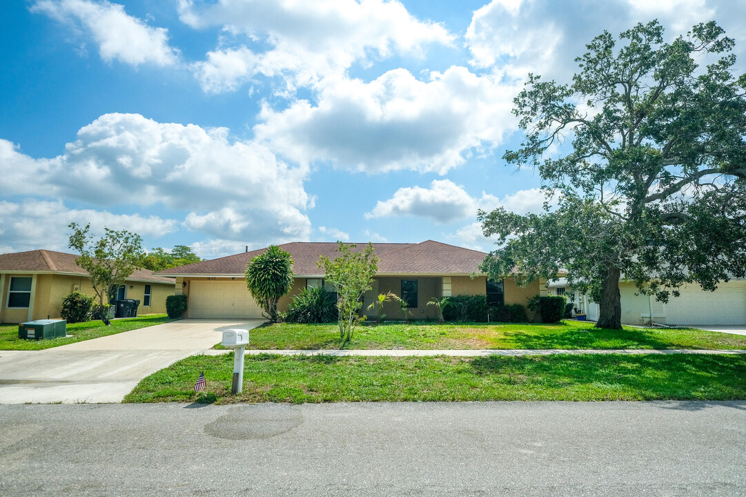 1800 Wisteria St in Wellington, FL - Foto de edificio