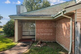 4802 Oak Hollow St in Baytown, TX - Building Photo - Building Photo