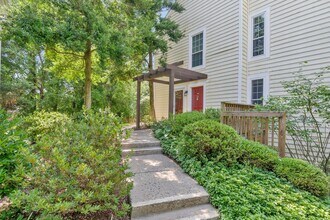 10070 Oakton Terrace Rd in Oakton, VA - Building Photo - Building Photo