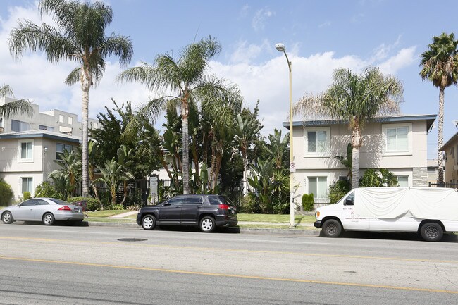 20601 Vanowen St in Winnetka, CA - Building Photo - Building Photo