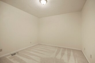 711 E Brick St in Centralia, MO - Foto de edificio - Building Photo