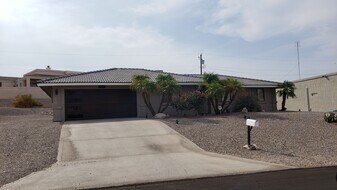 3740 Breakwater Dr in Lake Havasu City, AZ - Building Photo