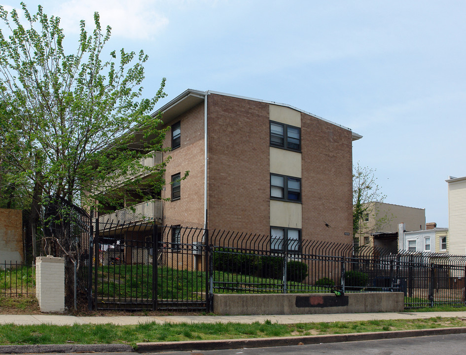 1011 14th St SE in Washington, DC - Building Photo