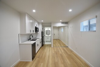 12245 Chandler Blvd in Los Angeles, CA - Building Photo - Building Photo