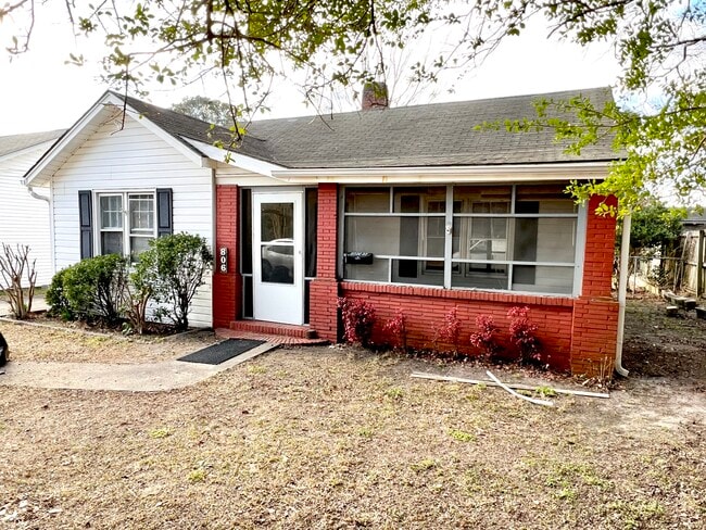 property at 806 E 9th St
